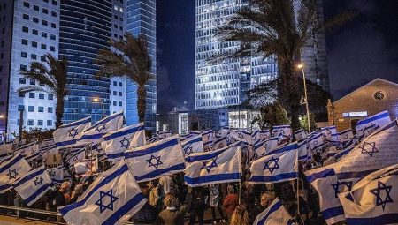 İsraililer Netanyahu hükümetinin yargı düzenlemesine karşı yine meydanlara indi