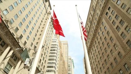 19 Mayıs’ta New York’taki ünlü finans merkezi Wall Street’te Türk bayrağı göndere çekildi