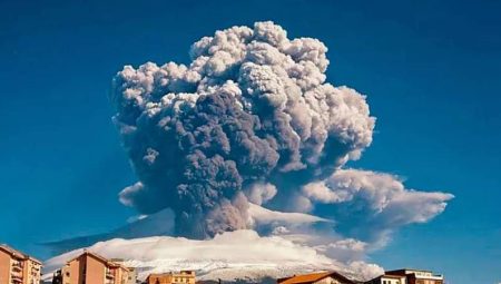 Etna Yanardağı patladı, Sicilya’da uçuşlar durdu