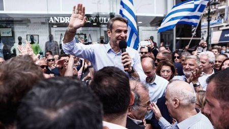 Yunanistan’da Başbakan Miçotakis’in partisi seçim yarışını önde götürüyor